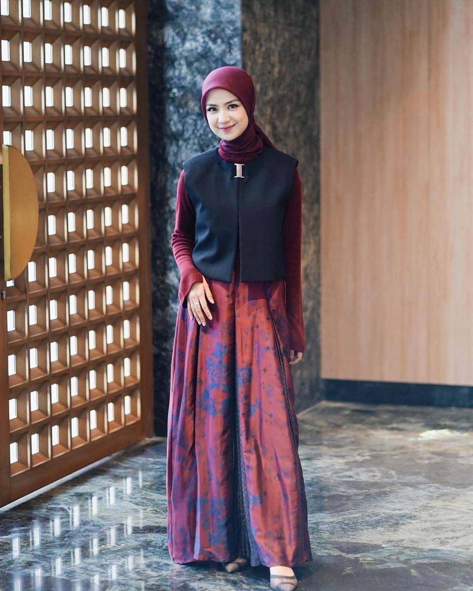 outfit syar'i untuk selametan haji (instagram.com/nashwaaaz)